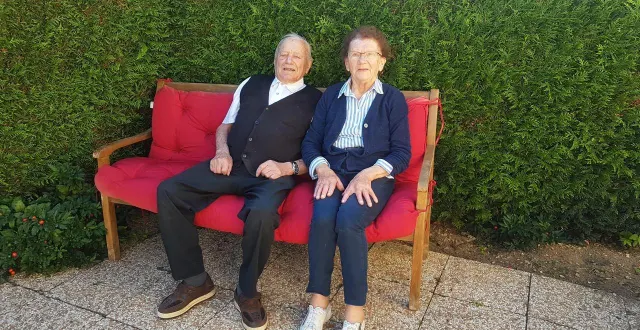 photo  germaine et raymond emonnet dans leur jardin.  &copy;  le maine libre 