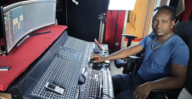 photo  yvano dans son studio de mixage, à allonnes (sarthe)  &copy;  . ouest-france 