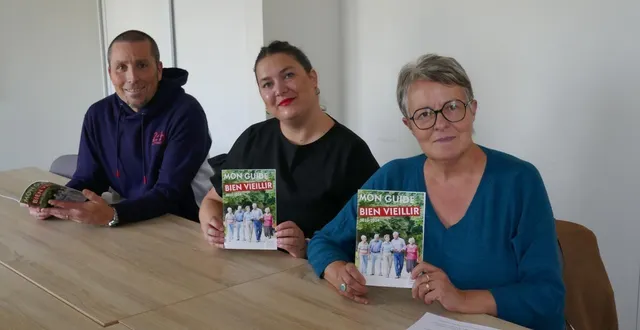 photo  marie-ange fouchereau, vice-présidente en charge des solidarités et de l’habitat de la ccvha ; laurie lo pinto et vincent bossé animateurs sociaux, présentent le guide du bien vieillir 2025-2026.  &copy;  ouest-france 