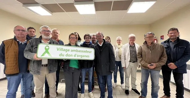 photo  thierry gasnier, maire, reçoit de virginie radé, coordinatrice d’aidons72, la plaque officielle.  &copy;  le maine libre 