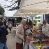 photo  robert rival : une écoute permanente pour les 30 commerçants du marché dominical quai de la noë à bouchemaine (maine-et-loire). 