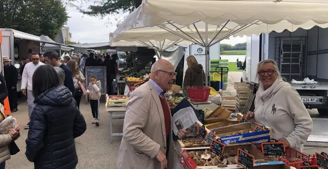 photo  robert rival : une écoute permanente pour les 30 commerçants du marché dominical quai de la noë à bouchemaine (maine-et-loire).  &copy;  ouest-france 