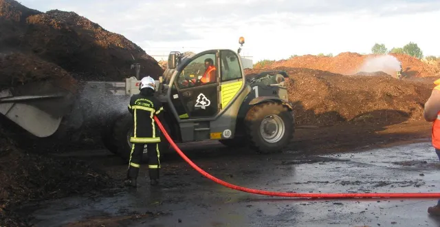 photo  les pompiers sont intervenus sur le site de biocombustibles à nonant-le-pin, pour la deuxième fois en 48 heures, des écorces de bois ayant mouronné pendant le week-end.  &copy;  ouest-france 
