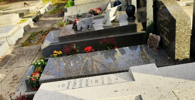 photo  entretenir et fleurir les tombes, pour le respect, l’amour et le souvenir des défunts.  &copy;  ouest-france 