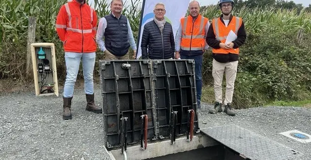 photo  valentin finet, chef secteur production à la régie, alain bourdin, maire de mouliherne, jérôme harrault, maire d’allonnes en charge de l’eau à l’agglo, arnaud senecal, directeur travaux à la saur, noan le bris, conducteur travaux à la saur.  &copy;  co 