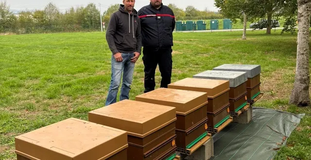 photo  julien girard et rémy lelièvre, au centre de secours, devant les six ruches toutes neuves.  &copy;  ouest-france 