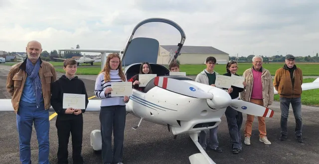 photo  de gauche à droite : gabriel prouveur, nino, noémie, nisa, sören, elias, simon, christian vannier et pierre monnier.  &copy;  ouest-france 