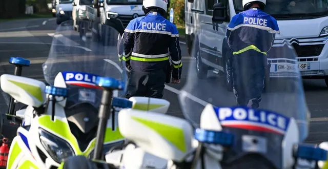 photo  des contrôles ont été menés lundi 29 septembre au rond-point de la croix-cadeau à avrillé.  &copy;  laurent combet 