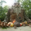 photo un géant bienveillant attend les visiteurs dans la forêt aux couleurs de l’automne à terra botanica.