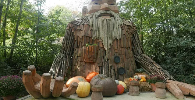 photo  un géant bienveillant attend les visiteurs dans la forêt aux couleurs de l’automne à terra botanica.  &copy;  archives ouest-france 