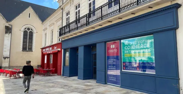 photo  ce local commercial appartenant à la mairie, situé entre le posof et la civette place henri-iv, est mis en vente après la décision du conseil municipal ce lundi 29 septembre 2025. il accueillera un restaurant.  &copy;  le maine libre - louis gohin 