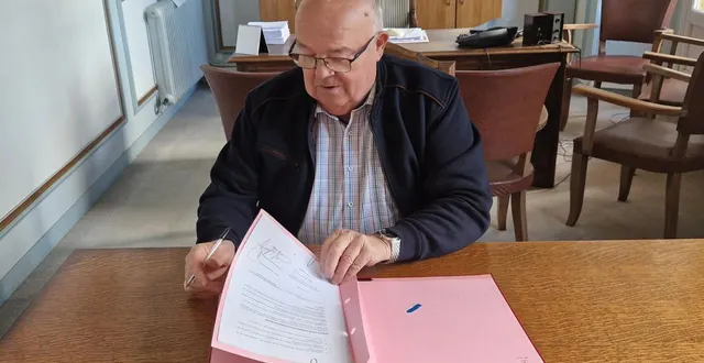 photo  jean grimbert, le maire, a signé l’avenant sécurité à la convention petites villes de demain.  &copy;  ouest-france 