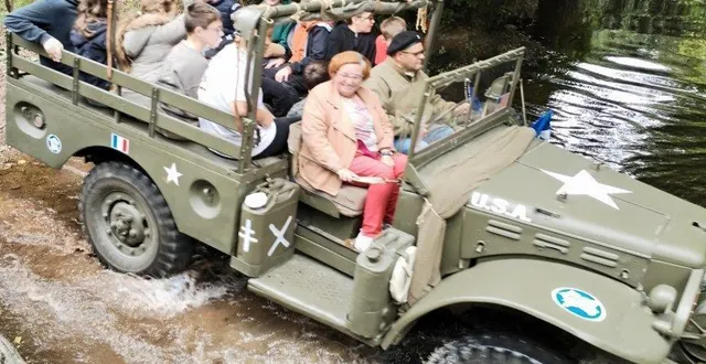 photo  les collégiens de la classe défense, en camion militaire dodge, au gué de moissy.  &copy;  ouest-france 