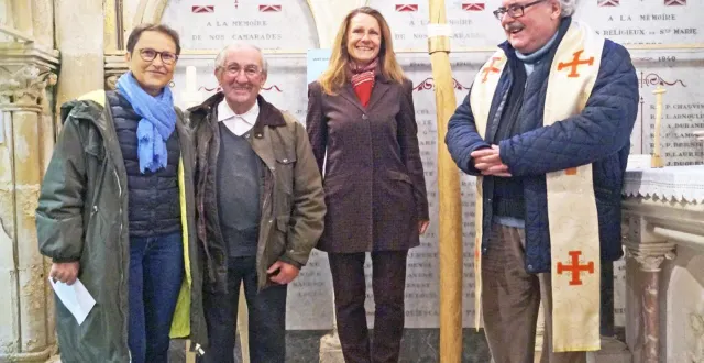 photo  annie mauduit, la présidente des amis de la chapelle sainte-marie ; dominique deveaux, l’initiateur de l’exposition de peinture et calvaires ; cécile de banville, l’artiste qui a magnifié le buis, et le père raymond hébert, qui a béni la croix au cours d’une cérémonie empreinte de solennité.  &copy;  ouest-france 
