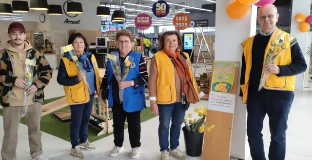 photo  des membres de l’association proposent les tulipes.  &copy;  ouest-france 