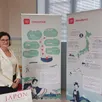 photo  isabelle tixier tollemer, responsable de la bibliothèque, présente deux des panneaux sur le japon. 