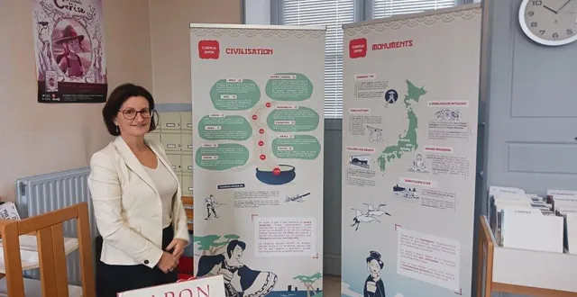 photo  isabelle tixier tollemer, responsable de la bibliothèque, présente deux des panneaux sur le japon.  &copy;  ouest-france 