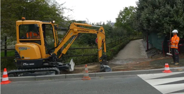 photo  l’allée de la romerie est élargie et recevra un sable stabilisé. la voie douce rejoignant la rue du monnet au pont de la route de coulaines serait finie en octobre.  &copy;  ouest-france 