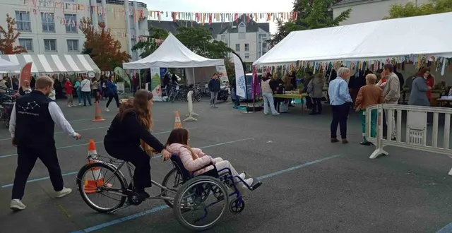 photo  samedi 27 septembre, le village pierre-rabhi fêtait ses dix ans, l’occasion pour le public de découvrir ou redécouvrir de façon ludique les locaux et les activités du centre social, qui s’adresse à tous les publics : enfants, parents et retraités. un jeu invitait à replacer les grands événements du village sur une frise chronologique, à trouver le prix des articles de l’épicerie colibris, à déguster à l’aveugle des pâtisseries, à tester une joëlette permettant de transporter des personnes handicapées en fauteuil roulant. plusieurs associations étaient présentes comme la lutte contre l’illettrisme, le jardin de cocagne angevin, angers mob services qui récupère des vieux vélos, terre des sciences… il était même possible de repartir avec sa photo souvenir.  &copy;  co 