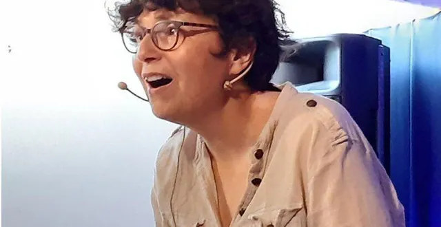 photo  la comédienne seule sur scène ann-marie teinturier.  &copy;  co 