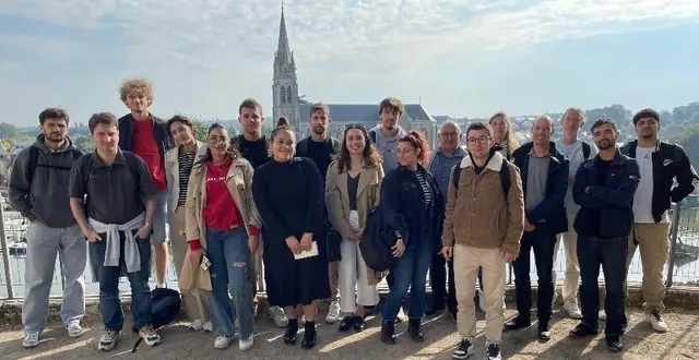 photo  les étudiants du master l’an dernier à sablé avec leur professeur et jean-pierre ferrand, adjoint au maire.  &copy;  arnaud gasnier 