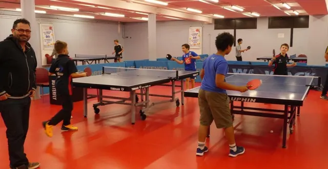 photo  rodolphe pereira, vice-président (à gauche) apprécie la rénovation de la salle de tennis de table où les jeunes s’entraînaient, coachés par étienne tourteau.  &copy;  ouest-france 