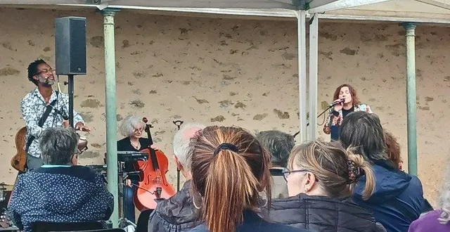 photo  isabelle tollemer tixier, responsable de la bibliothèque municipale, a proposé un café-concert avec daisiesfields, samedi, dans la cour de la bibliothèque. ce sont une cinquantaine de personnes qui sont venues apprécier l’imaginaire des musiques et des histoires, sur les gens, le vent et le temps qui passent sur la vie, chantée par daisy, accompagnée de florent harvard et anne guillaume cetin.  &copy;  ouest-france. 