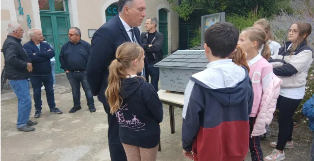 photo  les membres du cmj ont échangé avec le sénateur thierry cozic.  &copy;  le maine libre 