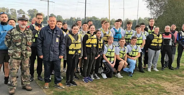 photo  les stagiaires, les instructeurs du centre de la ppma et les membres du cnvs ravis de les accueillir au club pour leur dispenser les premiers rudiments de la navigation  &copy;  le maine libre. 
