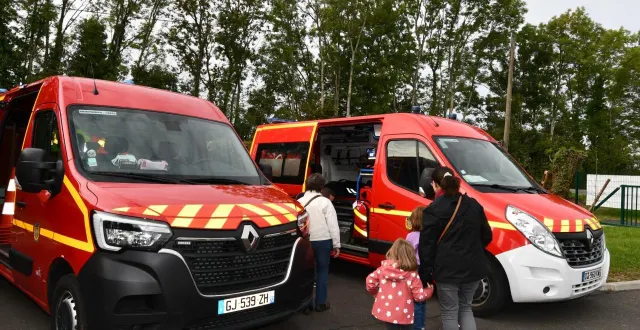 photo  le public pouvait découvrir l’intérieur des véhicules.  &copy;  le maine libre 