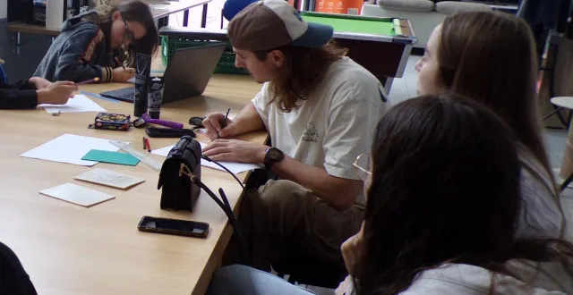 photo  les jeunes se sont initiés à la linogravure.  &copy;  le maine libre 