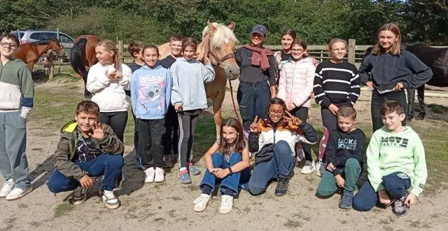 photo  une des classes de 6e à la découverte de l’équitation.  &copy;  collège jean rostand 