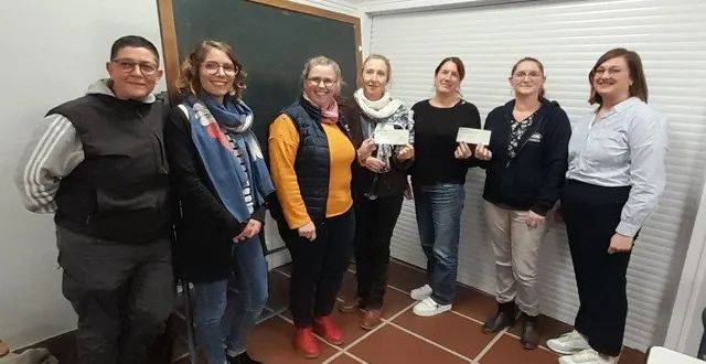 photo  vanessa vezien, la trésorière de l’association, a remis les chèques aux directrices des deux écoles, julie lefebvre pour raymond-renard et isabelle bondu pour andrée-boissin.  &copy;  co 