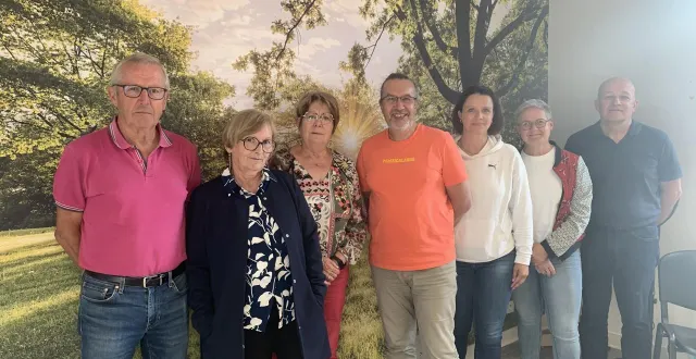 photo  à segré, monique gasnier et les représentants associatifs préparent ensemble octobre rose.  &copy;  ouest-france 