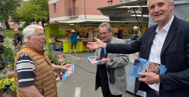 photo  pierre vaugarny (à droite), ici sur un marché au mans dans l’entre-deux-tours des législatives 2024 où il était candidat pour le rn, reste optimiste pour que le parti présente une liste à la ferté-bernard pour les municipales 2026.  &copy;  archives le maine libre 