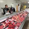 photo  l’étal de la boucherie charcuterie la viennerie. 