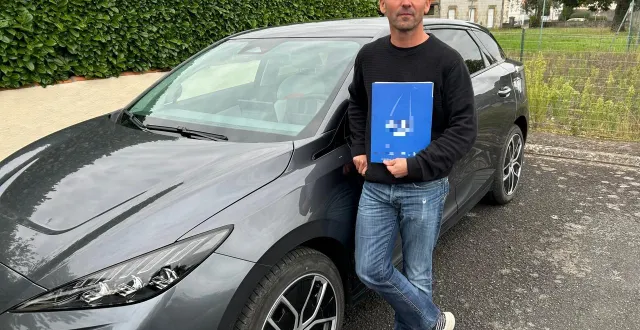 photo  bressuire, fin septembre. vincent pasco a fait l’acquisition de cette jolie voiture électrique il y a deux ans. il lui est aujourd’hui conseillé de ne plus l’utiliser.  &copy;  co - fabien gouault 