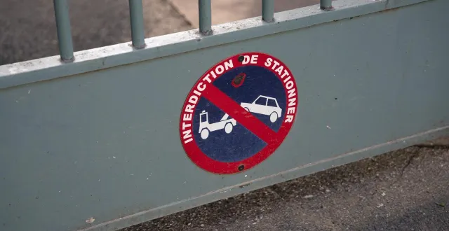 photo  a-t-on le droit de stationner devant la porte de son propre garage ou son portail ? (photo d’illustration)  &copy;  hans lucas via afp 