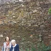 photo  des particuliers comme marie joseph chalonneau (en bleu) ont ouvert leurs portes pour révéler le patrimoine local. ici le mur d’enceinte de la ville. à côté, anne françoise del amo. 