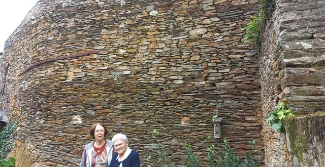 photo  des particuliers comme marie joseph chalonneau (en bleu) ont ouvert leurs portes pour révéler le patrimoine local. ici le mur d’enceinte de la ville. à côté, anne françoise del amo.  &copy;  co 
