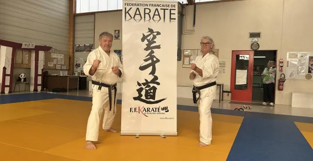 photo  mazé-milon, le 30 septembre 2025. jean-pierre daunou, président du wado karaté mazé et son épouse véronique font découvrir cet art martial à des élèves mazéiais grâce au dispositif sport à l’école. au total, les élèves seront initiés à quinze disciplines pendant l’année scolaire.  &copy;  co – christophe ricci 