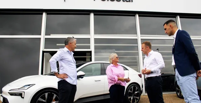 photo  les sarthois valérie et stéphane gautier sont les premiers acquéreurs d’une polestar en france. les clés du véhicule tout électrique de la marque suédoise leur ont été remises par julien thibault, patron de la concession volvo du mans (ici en compagnie de son collègue employé jordan monnerie).  &copy;  groupe thibault 