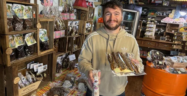 photo  valentin pineau, fils et petit-fils de boulanger, est devenu un expert en chocolat qu’il vend dans toute la région.  &copy;  co 
