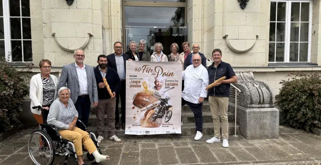 photo  le maire, entouré des élus et des membres de la fédération des boulangers du maine-et-loire, annonce la fête du pain.   &copy;  co 