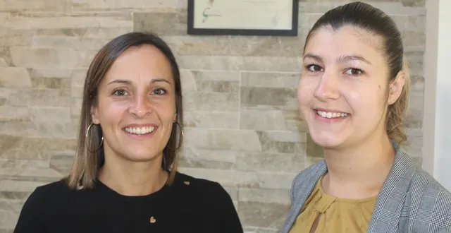 photo  émilie mauxion, la nouvelle gérante du salon de coiffure de la rue brutale et margot egretteau, salariée.  &copy;  co 