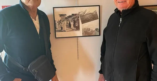 photo  robert valliot et jean-jo hély étaient présents dès le début de l’aventure du club photo de saint-saturnin (sarthe). ils posent devant quelques clichés de la dernière exposition du club au val de vray.  &copy;  ouest-france 