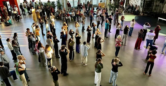 photo  angers, mardi 30 septembre 2025. le forum du quai a été investi par des danseurs amateurs lors de l’atelier proposé par le contre-club.  &copy;  co 