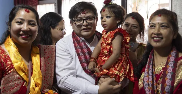 photo  aryatara shakya, 2 ans et 8 mois, est la nouvelle « déesse vivante » kumari de katmandou, au népal. ce mardi 30 septembre 2025, elle a quitté le domicile familial pour intégrer le palais dont elle ne sortira plus qu’à de rares occasions, lors de festivals religieux, jusqu’à sa puberté.  &copy;  epa/maxppp/narendra shrestha 
