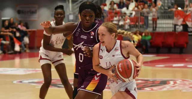 photo  laura evrard et les yonnaises se sont inclinées face à l’uf angers d’anna ngo ndjock, étincelante.  &copy;  laurent gelot 