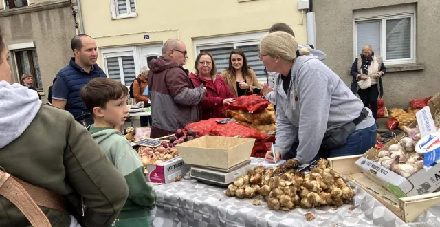 photo  la foire aux oignons a attiré nombre de visiteurs tout le week-end.  &copy;  ouest-france… 